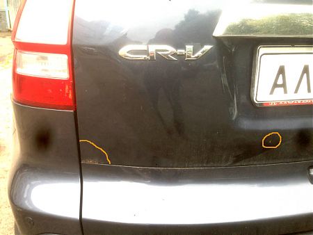 Очаг коррозии на углу крышки багажника Honda CR-V